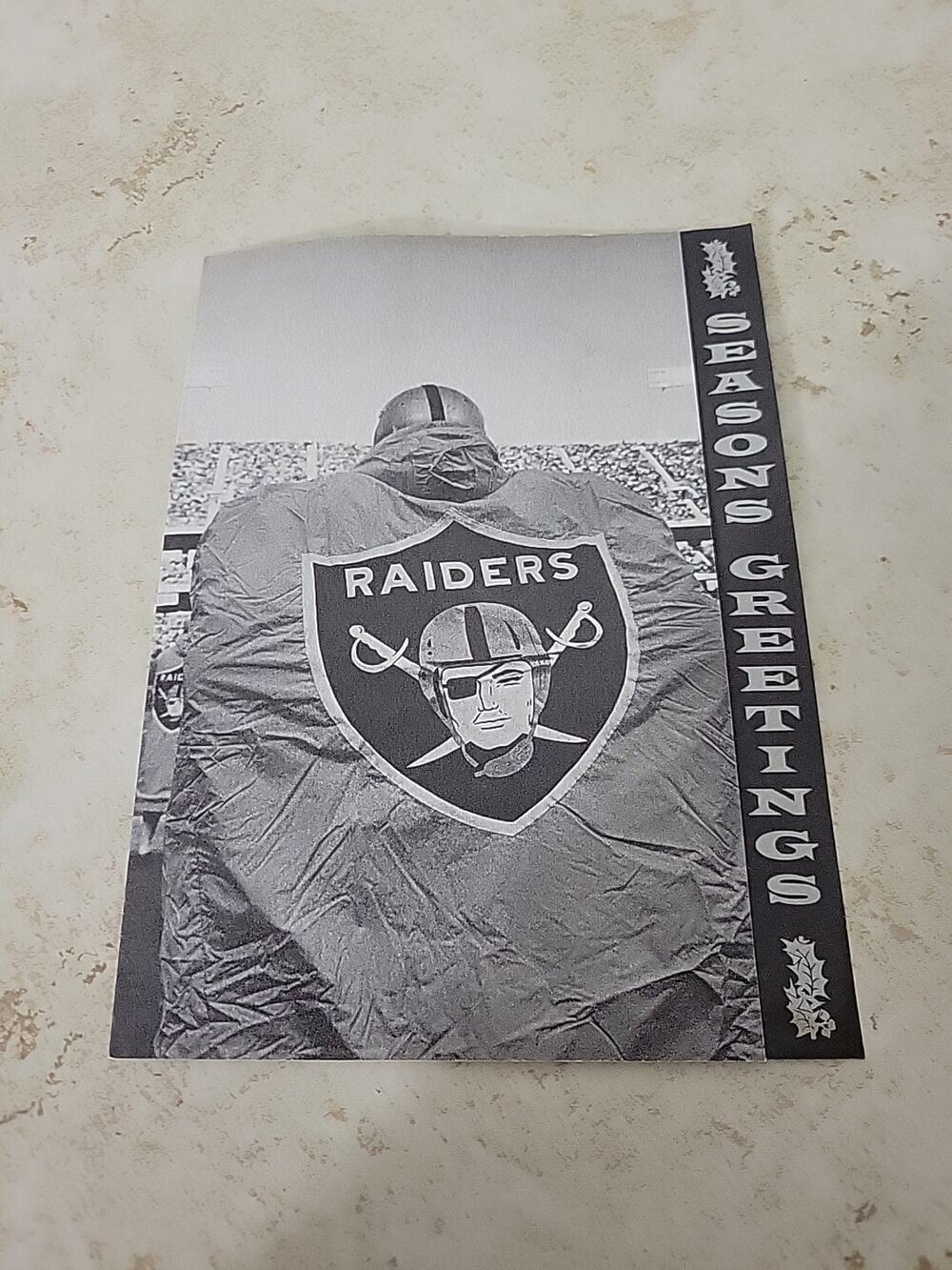 1977 NFL Football Oakland Raiders Seasons Greetings Card With Team Photo 7" X 5"